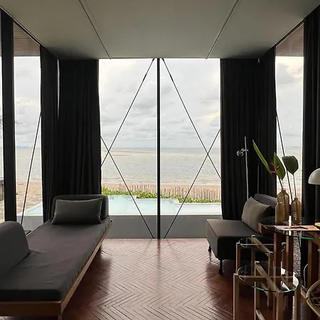 Deepspace Cabin On Quiet Beach